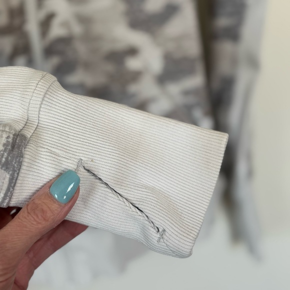 Athleta Triumph Printed Hoodie Gray Camo White Gray Sweatshirt S $118 - Picture 4 of 12